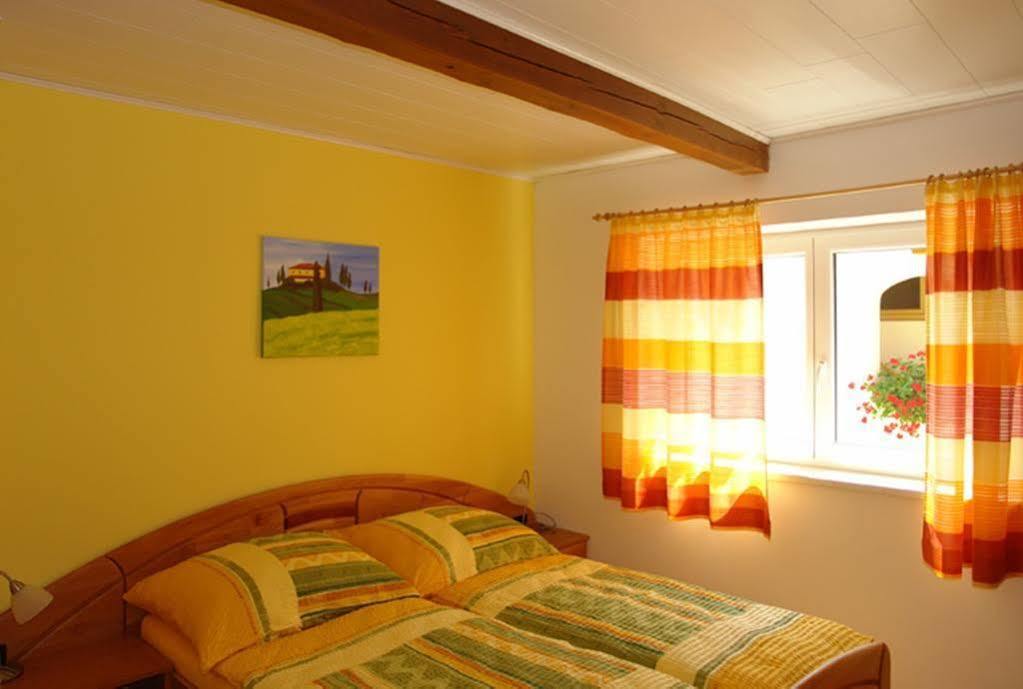 Winzerzimmer - Weingut Tinhof Eisenstadt Luaran gambar